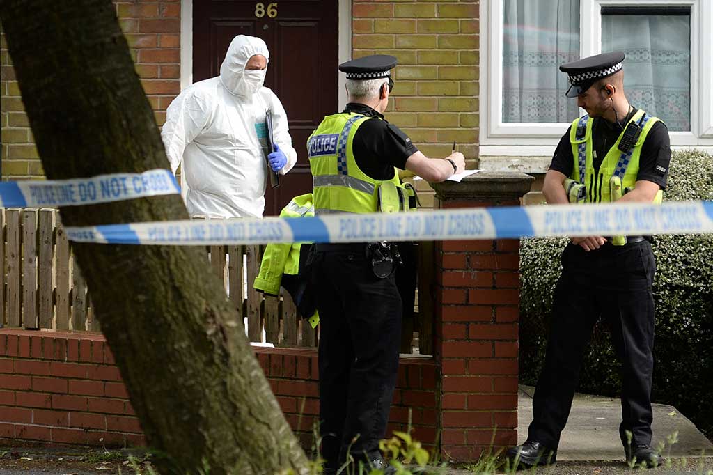 Sementara itu, Kepolisian West Yorkshire menyatakan telah menangkap seorang pria berusia 52 tahun dan menyita sejumlah senjata. Motif serangan tersebut hingga kini belum diketahui.