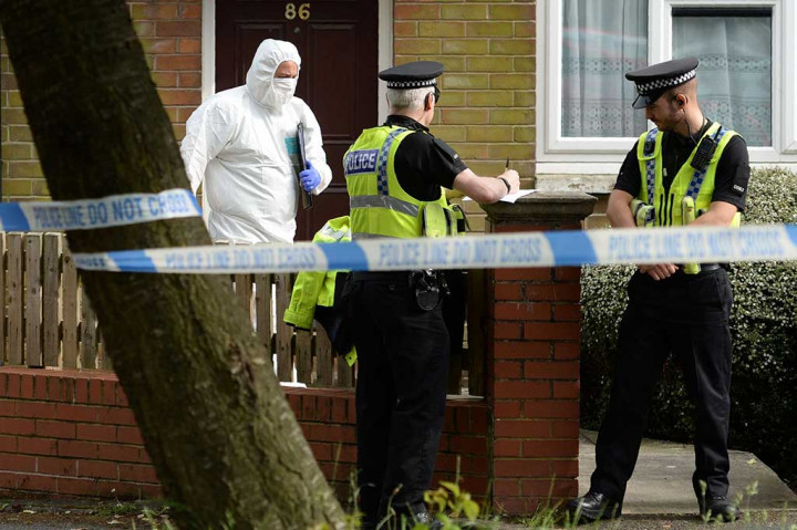 Sementara itu, Kepolisian West Yorkshire menyatakan telah menangkap seorang pria berusia 52 tahun dan menyita sejumlah senjata. Motif serangan tersebut hingga kini belum diketahui.