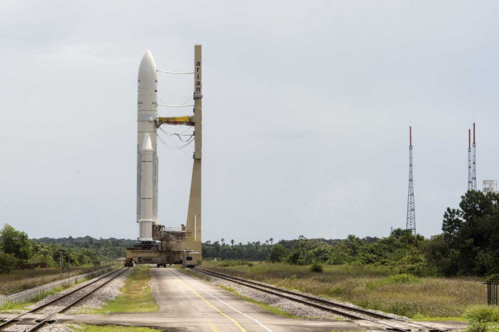 Roket Ariane 5 yang membawa satelit BRIsat, dipindahkan menuju titik peluncuran di Arianespace, Kourou, Guyana Prancis, Kamis (16/6/2016) waktu setempat. 