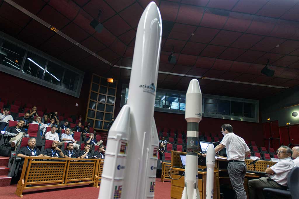 Direktur Utama BRI Asmawi Syam (ketiga kiri bawah) bersama jajaran direksi BRI menyimak penjelasan CEO Arianespace Stephane Israel sehari menjelang peluncuran Roket Ariane 5 yang membawa satelit BRIsat, saat mengunjungi ruang kontrol misi Jupiter Arianespace di Kourou, Guyana.