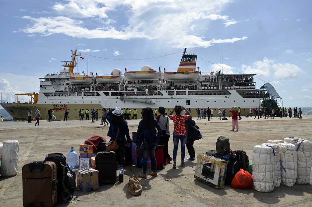Sebelumnya, ratusan penumpang tujuan Labuan Bajo dan Bima tersebut terlantar di Pelabuhan Makassar, Kamis (16/6/2016), karena ditinggalkan kapal akibat tiket yang dibeli diduga ilegal.