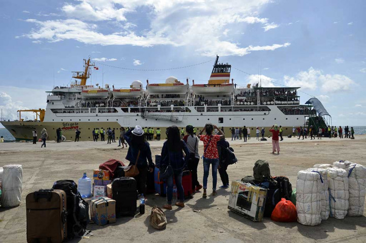 Sebelumnya, ratusan penumpang tujuan Labuan Bajo dan Bima tersebut terlantar di Pelabuhan Makassar, Kamis (16/6/2016), karena ditinggalkan kapal akibat tiket yang dibeli diduga ilegal.