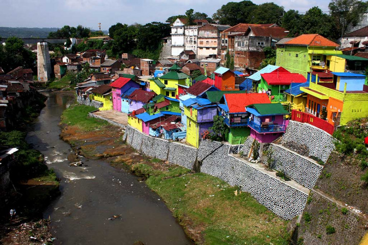 Rumah Tepi Sungai Brantas Dicat Warna-warni
