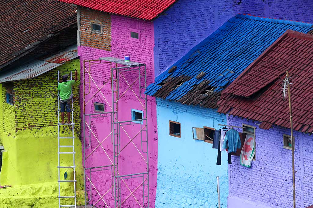 Rumah Tepi Sungai Brantas Dicat Warna-warni