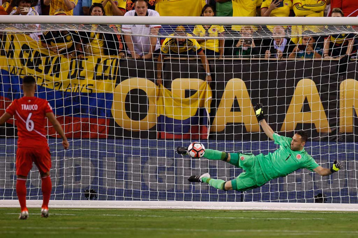 Kiper David Ospina menjadi pahlawan Kolombia ketika menghalau bola tendangan penalti Miguel Trauco dengan kakinya.