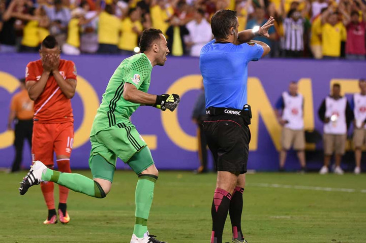 Sementara Christian Cueva gagal menjalankan tugasnya dengan baik setelah tendangannya melintas di atas gawang, membuat kedudukan 4-2 untuk Kolombia.