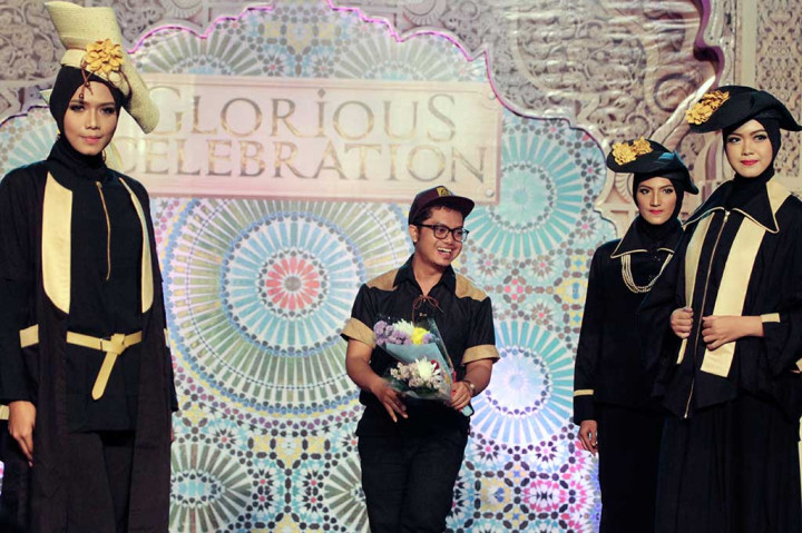 Model memeragakan busana karya desainer Lima Luthfi Majid (tengah) saat peragaan busana Ramadan bertema 'Marocco Fashion Showcase' di Yogyakarta.