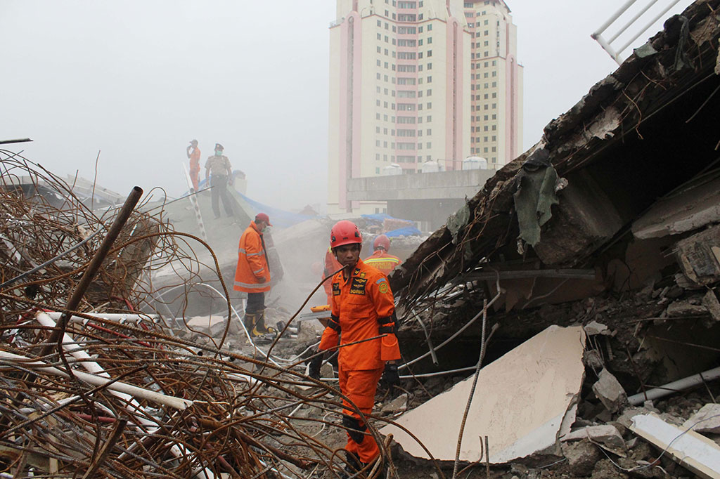 Runtuhnya Gedung Heaven Tewaskan Satu Orang