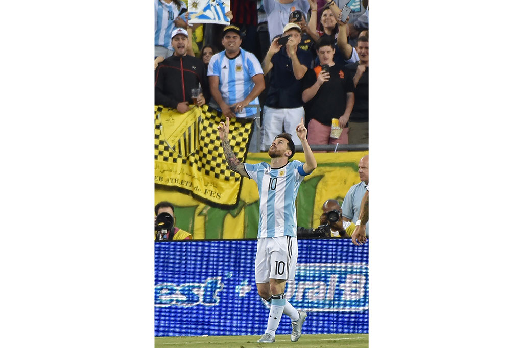 Gol Messi pada menit ke-60 mengubah skor menjadi 3-0. Bagi La Pulga itu merupakan vol ke-50 bagi timnas, sekaligus menyamai topskor sepanjang masa Argentina, Gabriel Batistuta.
