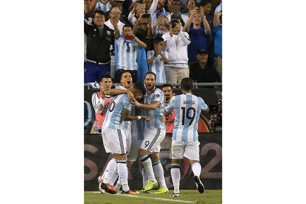 Para pemain Argentina meluapkan kegembiraan mereka.