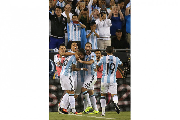 Para pemain Argentina meluapkan kegembiraan mereka.
