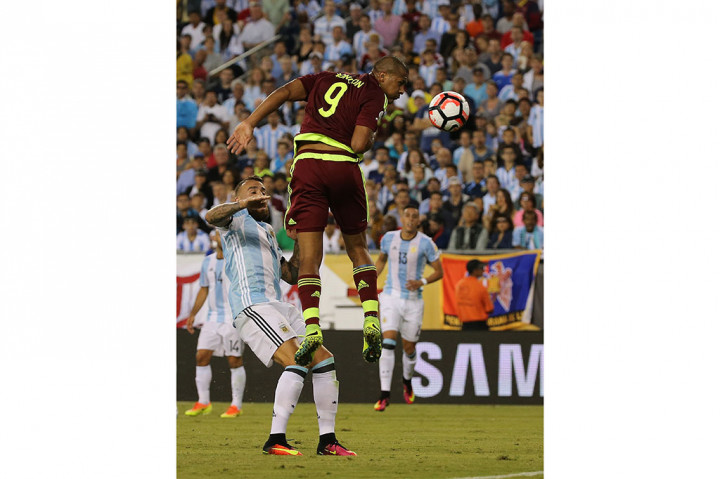Salomon Rondon berhasil memperkecil ketertinggalan Venezuela menjadi 3-1 menit ke-70.