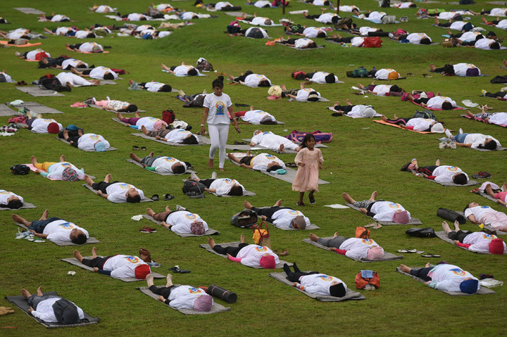Warga di Surabaya Peringati Hari Yoga