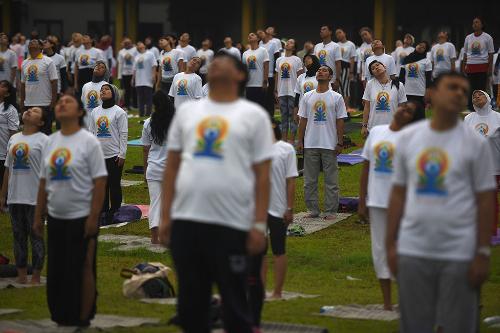 Warga di Surabaya Peringati Hari Yoga