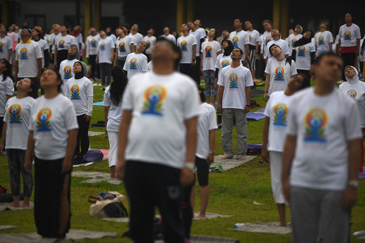 Warga di Surabaya Peringati Hari Yoga