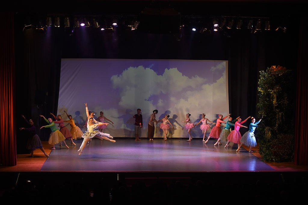 Balerina dari Marlupi Dance Academy menampilkan salah satu sekuen cerita Si Kabayan saat pagelaran International Dance Festival 2016. 