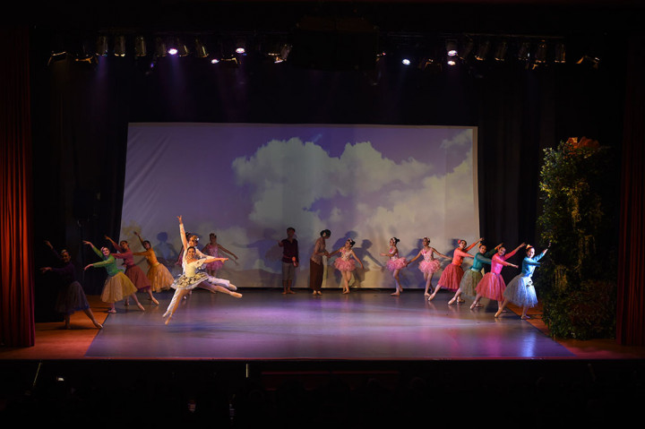 Balerina dari Marlupi Dance Academy menampilkan salah satu sekuen cerita Si Kabayan saat pagelaran International Dance Festival 2016. 