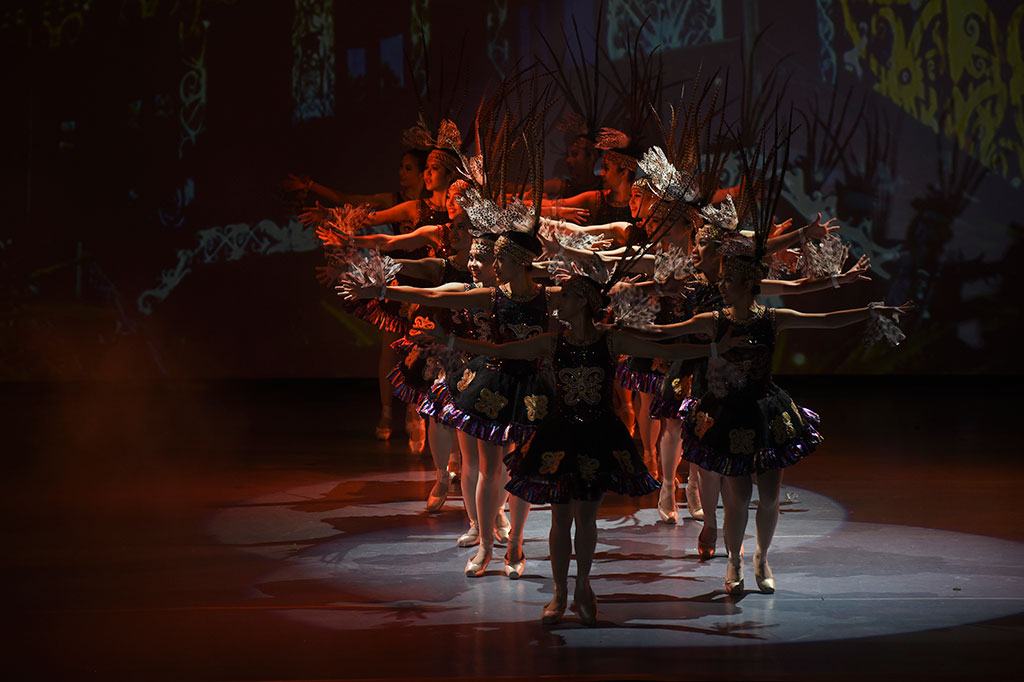 Balerina dari Marlupi Dance Academy menampilkan tarian balet saat pagelaran International Dance Festival 2016. 