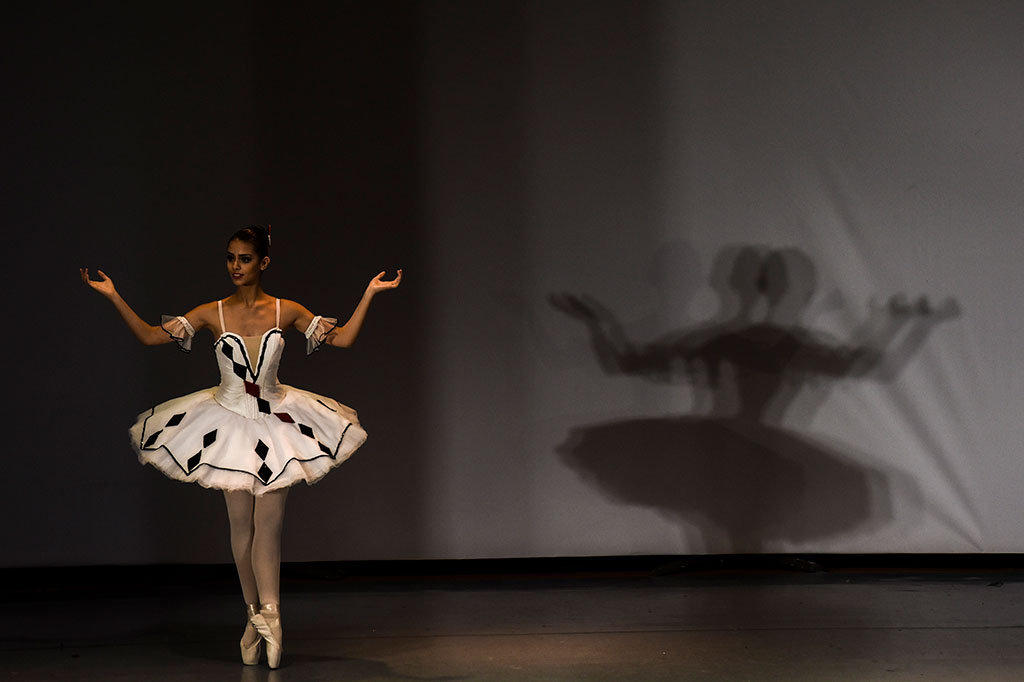 Balerina dari Art Ballet of Theater asal Amerika Serikat menampilkan tarian balet saat pagelaran International Dance Festival 2016. 