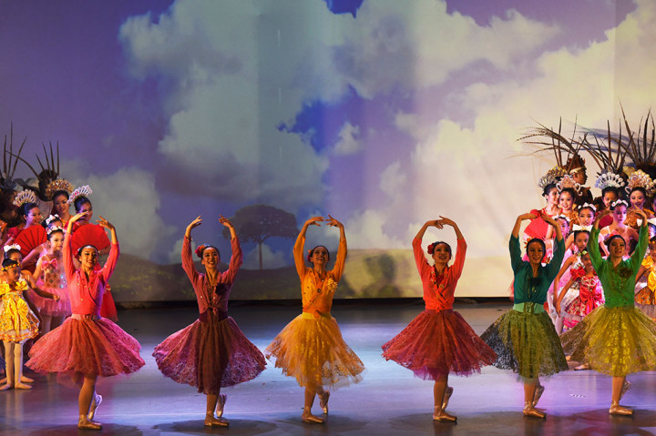 Balerina dari Marlupi Dance Academy menampilkan salah satu sekuen cerita Si Kabayan saat pagelaran International Dance Festival 2016. 
