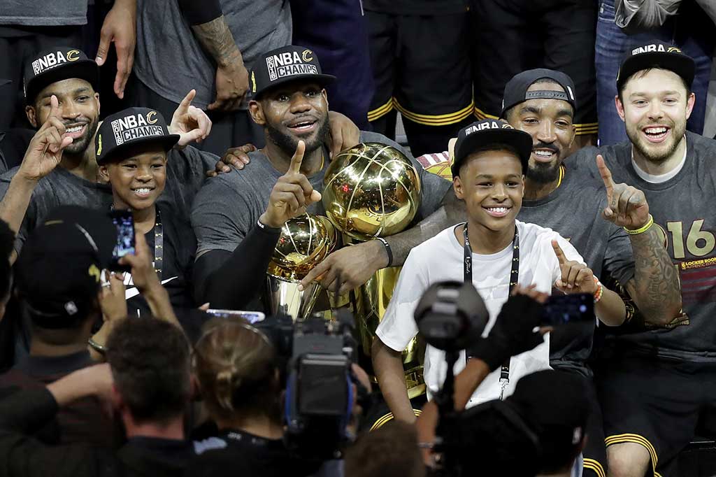 James meraih gelar 'Most Valuable Player' (MPV) NBA Finals. Ini merupakan gelar ketiga kalinya setelah sebelumnya dia mendapatkannya bersama Heat pada 2012 dan 2013. 