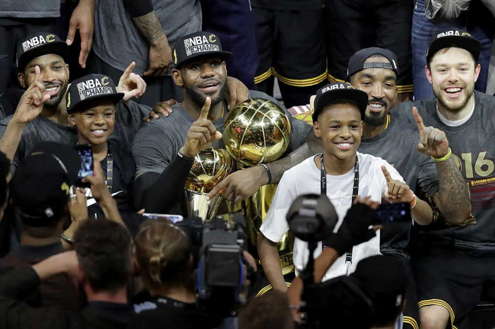 James meraih gelar 'Most Valuable Player' (MPV) NBA Finals. Ini merupakan gelar ketiga kalinya setelah sebelumnya dia mendapatkannya bersama Heat pada 2012 dan 2013. 