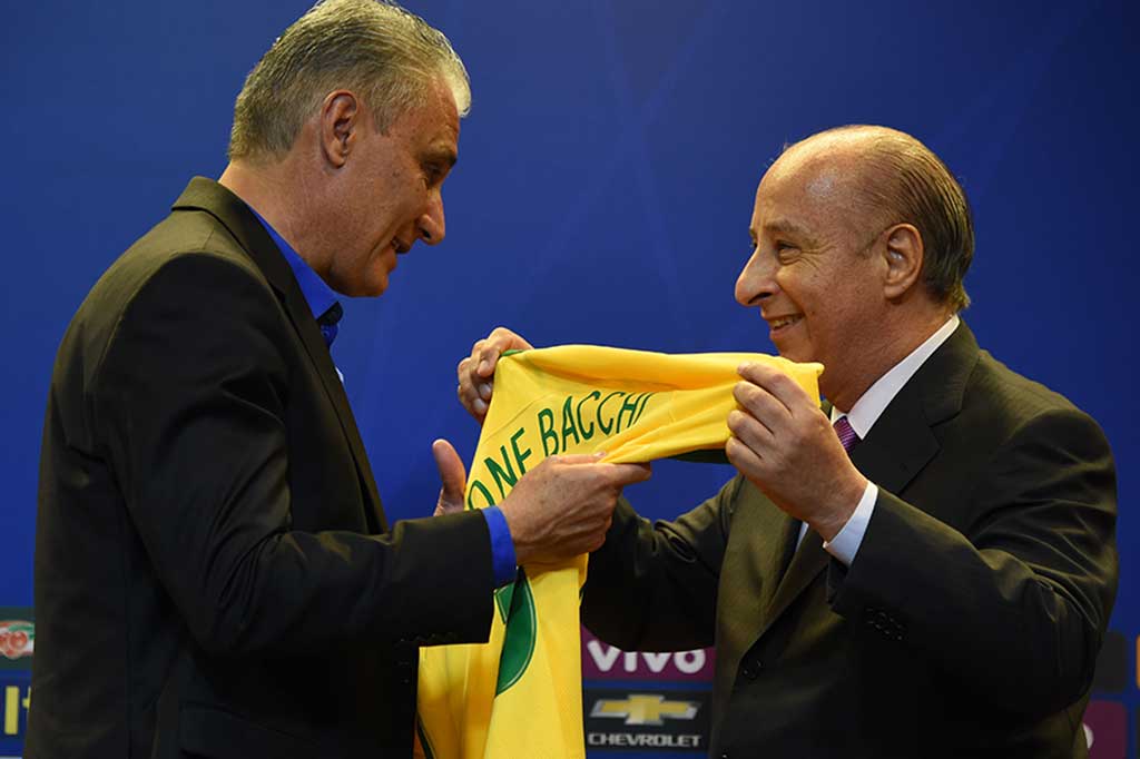 Tite (kiri), menerima jersey Timnas Brasil dari Presiden Konfederasi Sepak Bola Brasil (CBF) Marco Polo Del Nero.