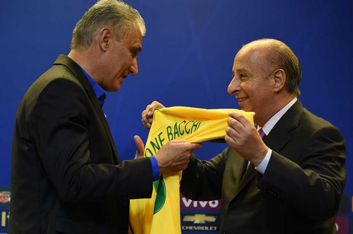 Tite (kiri), menerima jersey Timnas Brasil dari Presiden Konfederasi Sepak Bola Brasil (CBF) Marco Polo Del Nero.