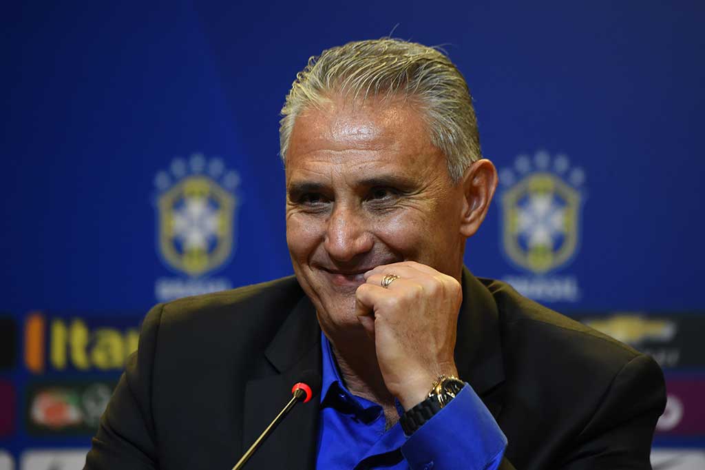 Ia telah menyumbangkan tiga trofi untuk Corinthians, yaitu dua gelar liga Brasil pada 2011 dan 2015, dan Copa Sudamericana pada 2013.