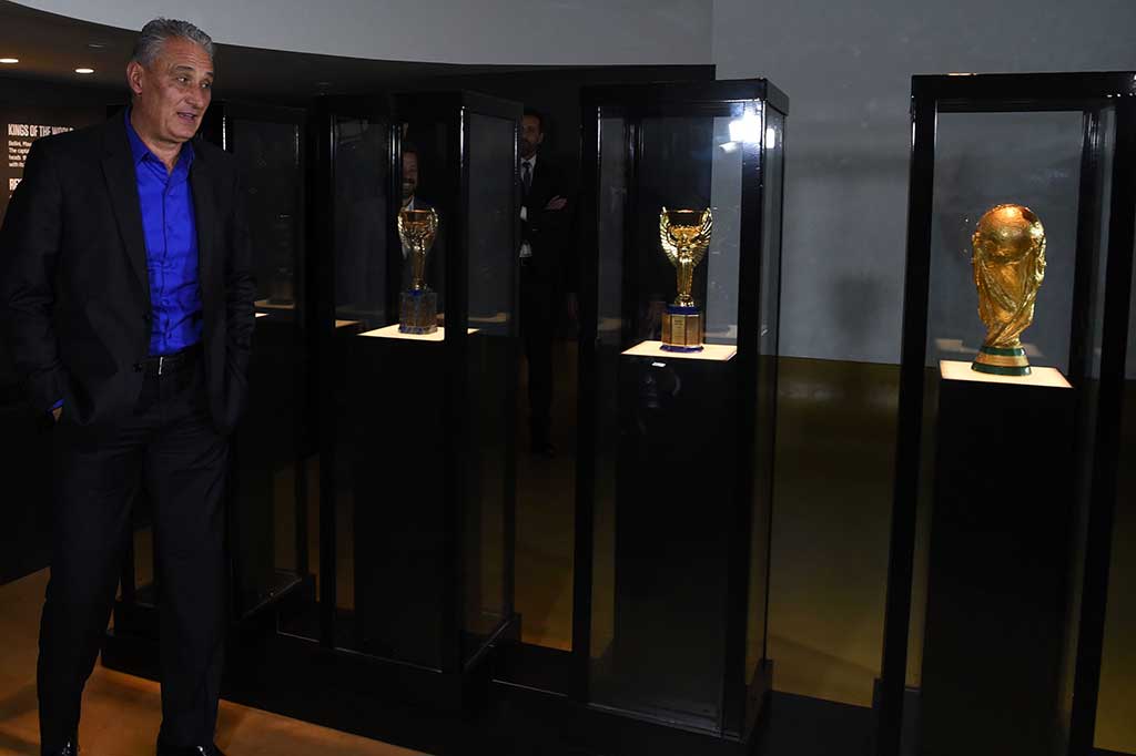 Bersama tim asal Sao Paulo itu dia memenangkan Copa Libertadores dan Piala Dunia Antarklub untuk pertama kalinya  pada 2012.