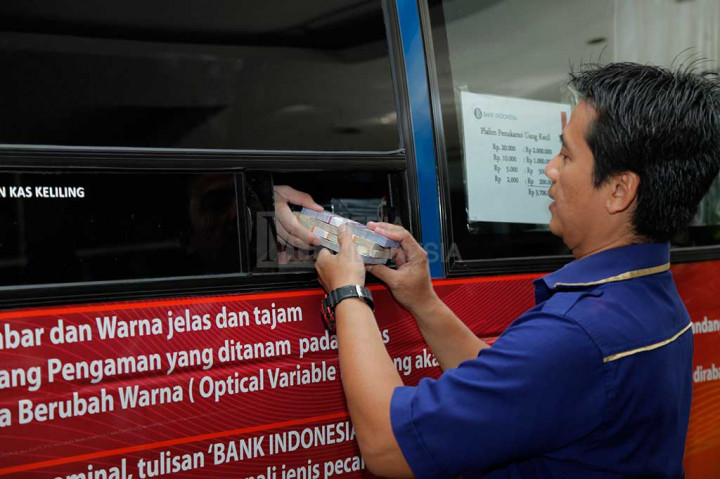 Karyawan Media Group Antusias Tukar Uang Baru