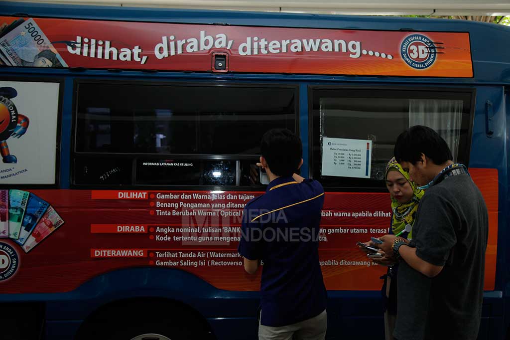 Karyawan Media Group Antusias Tukar Uang Baru