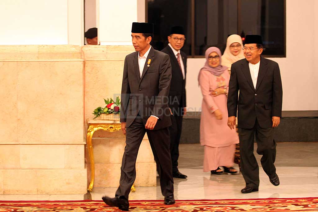 Presiden Joko Widodo, Wapres Jusuf Kalla, Ny Mufidah Jusuf Kalla dan Menteri Agama Lukman Hakim Saifuddin tiba di tempat acara Peringatan Nuzulul Quran 1437 Hijriah di Istana Negara.