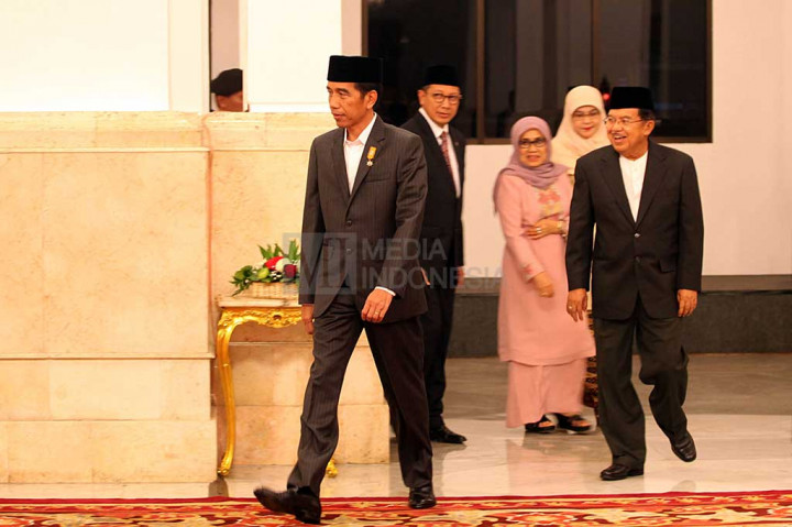 Presiden Joko Widodo, Wapres Jusuf Kalla, Ny Mufidah Jusuf Kalla dan Menteri Agama Lukman Hakim Saifuddin tiba di tempat acara Peringatan Nuzulul Quran 1437 Hijriah di Istana Negara.