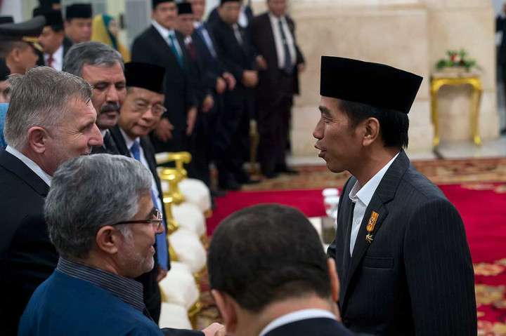 Presiden menyapa sejumlah duta besar dan perwakilan negara sahabat yang hadir dalam acara Peringatan Nuzulul Quran di Istana Negara.