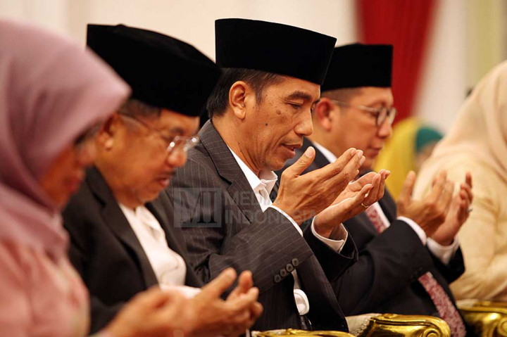 Presiden, Wapres, Ny Mufidah Jusuf Kalla dan Menteri Agama berdoa bersama.