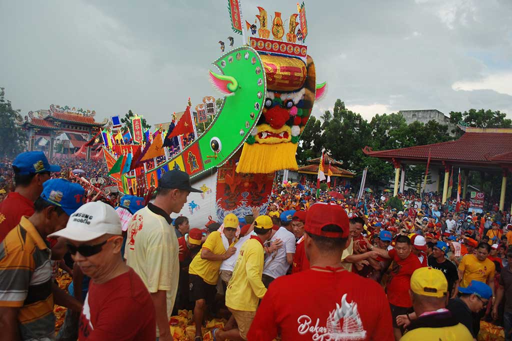 Warga keturunan Tionghoa mengarak replika tongkang pada puncak perayaan ritual bakar tongkang.