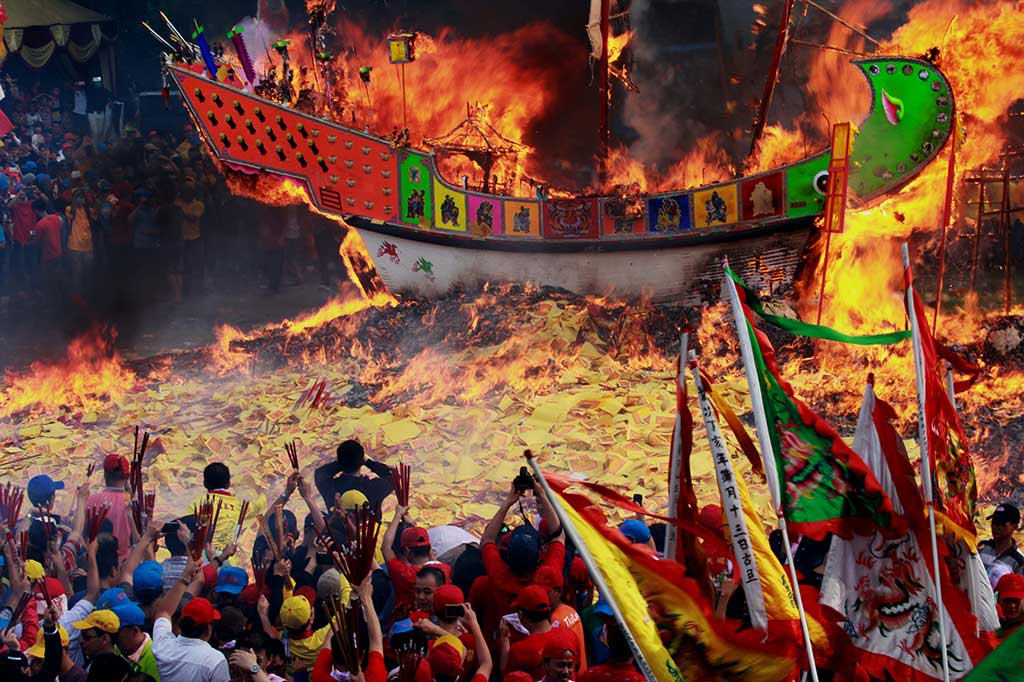 Ribuan warga etnis Tionghoa menyaksikan replika kapal yang dibakar pada puncak perayaan Bakar Tongkang.