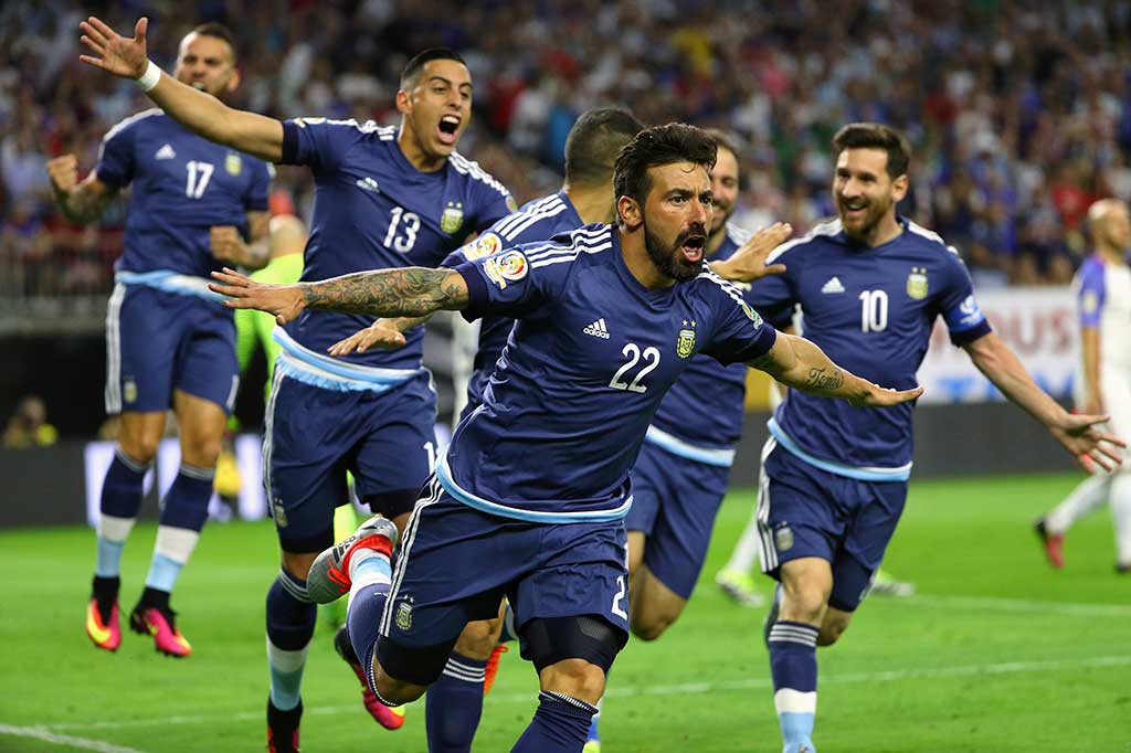 Argentina unggul cepat lewat Ezequiel Lavezzi saat pertandingan baru berjalan 3 menit. Lavezzi memaksimalkan umpan Lionel Messi untuk menaklukkan kiper Brad Guzan.