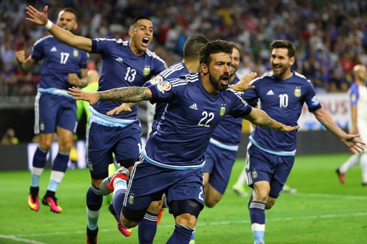 Argentina unggul cepat lewat Ezequiel Lavezzi saat pertandingan baru berjalan 3 menit. Lavezzi memaksimalkan umpan Lionel Messi untuk menaklukkan kiper Brad Guzan.