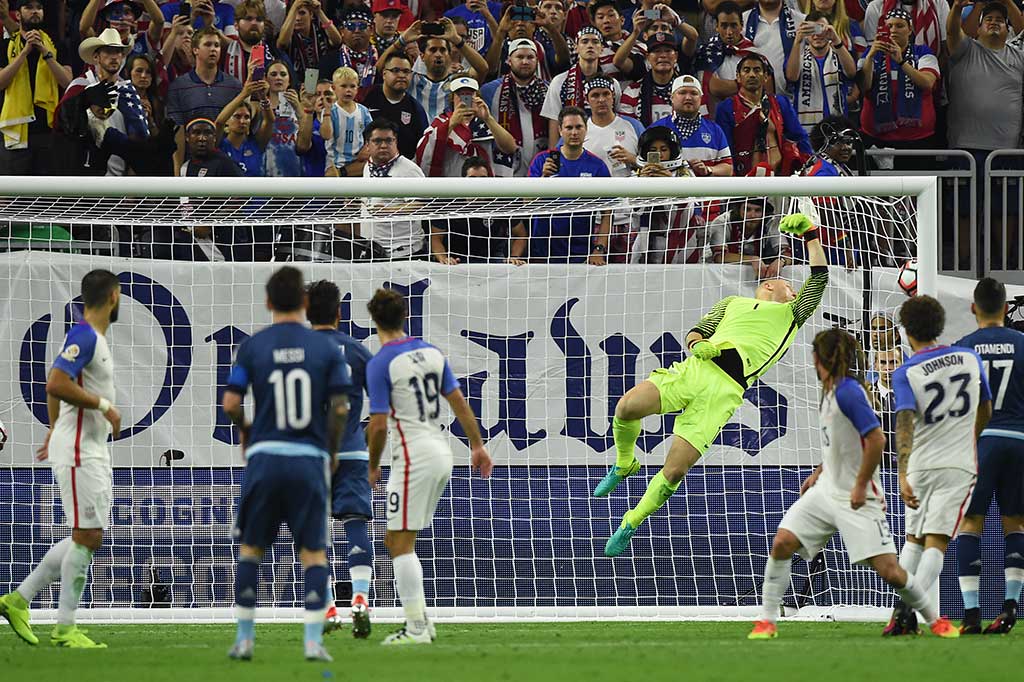 Argentina menggandakan keunggulan lewat tendangan bebas Messi pada menit ke-32. Sepakan melengkung La Pulga meluncur deras masuk ke pojok kiri atas gawang AS.