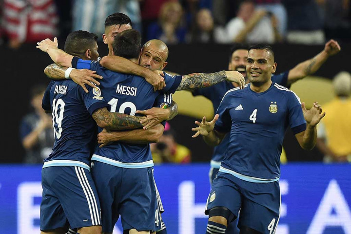 Messi meluapkan kegembiraan bersama rekan-rekan setimnya.