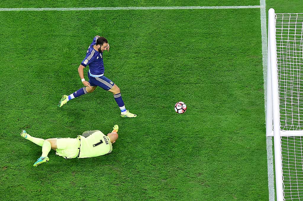 Menit ke-50 Gonzalo Higuain membuat kedudukan menjadi 3-0. Sepakan pertama Higuain sebenarnya berhasil diblok Guzan, namun dengan cekatan striker Napoli tersebut kemudian menceploskan bola ke gawang.