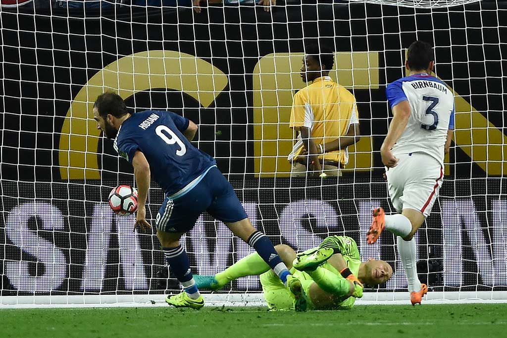 Higuain menutup pesta Argentina lewat golnya empat menit jelang bubaran. Gol tersebut tidak lepas dari peran Messi yang mengecoh beberapa pemain AS sebelum mengopernya ke Higuain. Kedudukan 4-0 bertahan hingga laga usai.