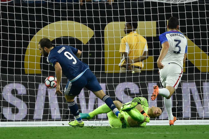 Higuain menutup pesta Argentina lewat golnya empat menit jelang bubaran. Gol tersebut tidak lepas dari peran Messi yang mengecoh beberapa pemain AS sebelum mengopernya ke Higuain. Kedudukan 4-0 bertahan hingga laga usai.