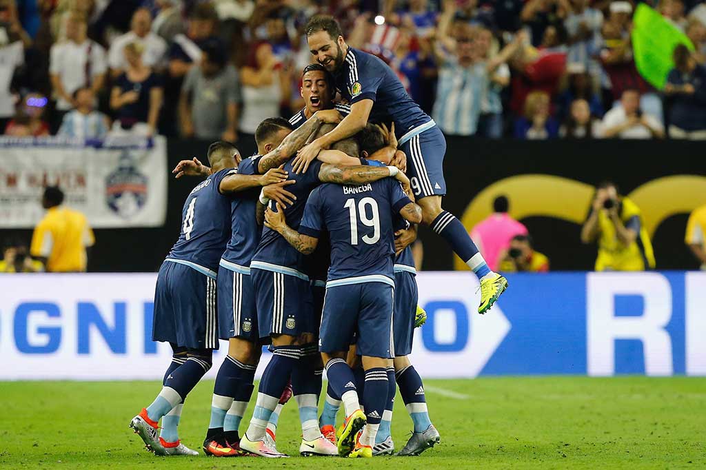 Para pemain Argentina meluapkan kegembiraan mereka.