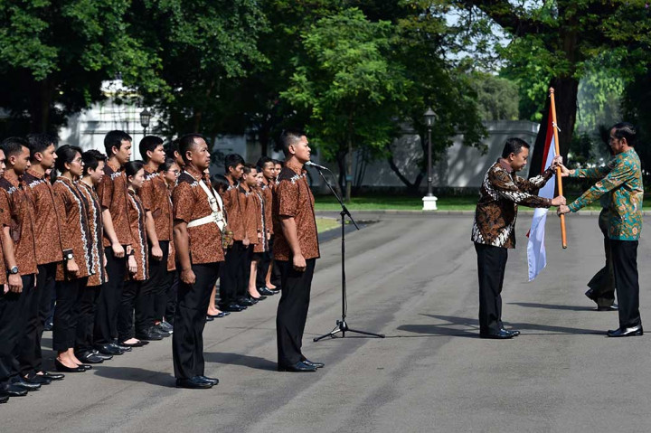 Presiden Jokowi menyerahkan bendera Merah Putih kepada Menpora Imam Nahrawi saat upacara pelepasan Kontingen Indonesia menuju Olimpiade Rio de Janeiro.