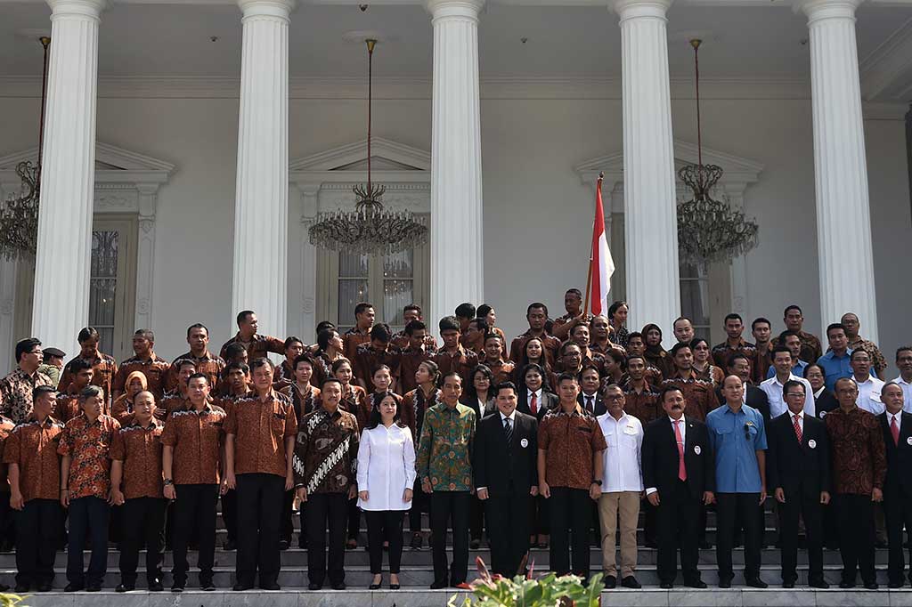 Presiden Jokowi didampingi Menteri Pembangunan Manusia dan Kebudayaan Puan Maharani (kedelapan kiri), Menpora Imam Nahrawi (ketujuh kiri), Ketua Umum KOI Erick Thohir (kesepuluh kanan) dan Chief de Mission Tim Olimpiade Indonesia Raja Sapta Oktohari (kesembilan kanan) berfoto bersama usai upacara pelepasan Kontingen Indonesia menuju Olimpiade Rio de Janeiro.