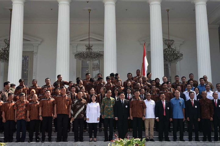 Presiden Jokowi didampingi Menteri Pembangunan Manusia dan Kebudayaan Puan Maharani (kedelapan kiri), Menpora Imam Nahrawi (ketujuh kiri), Ketua Umum KOI Erick Thohir (kesepuluh kanan) dan Chief de Mission Tim Olimpiade Indonesia Raja Sapta Oktohari (kesembilan kanan) berfoto bersama usai upacara pelepasan Kontingen Indonesia menuju Olimpiade Rio de Janeiro.