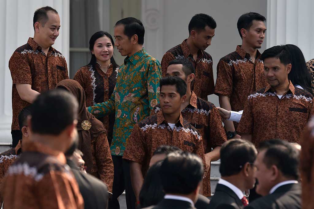 Presiden Jokowi berjabat tangan dengan atlet dan official usai upacara pelepasan Kontingen Indonesia menuju Olimpiade Rio de Janeiro.